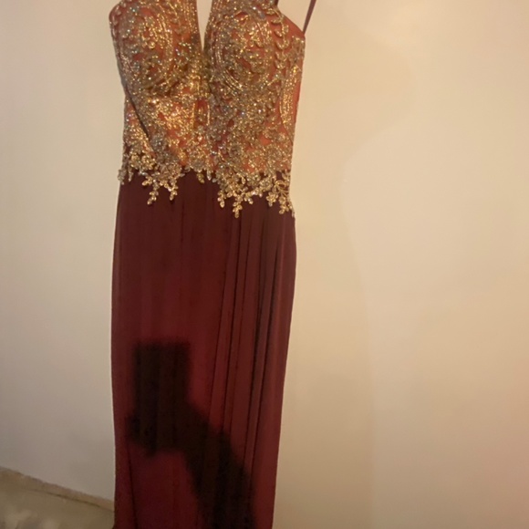 Beautiful Maroon/burgundy flowy prom dress - Picture 5 of 9